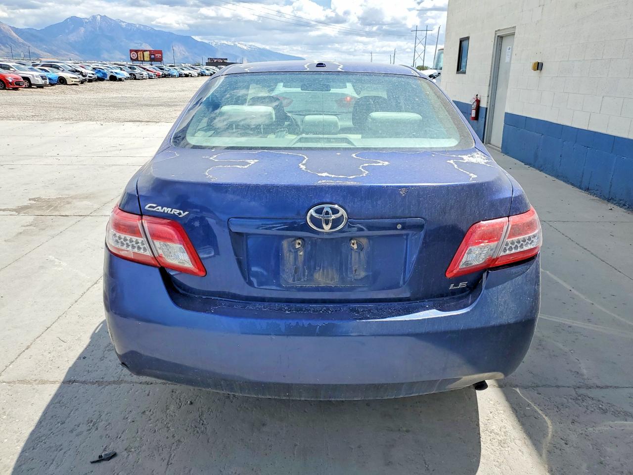 2011 TOYOTA CAMRY LE photo 11