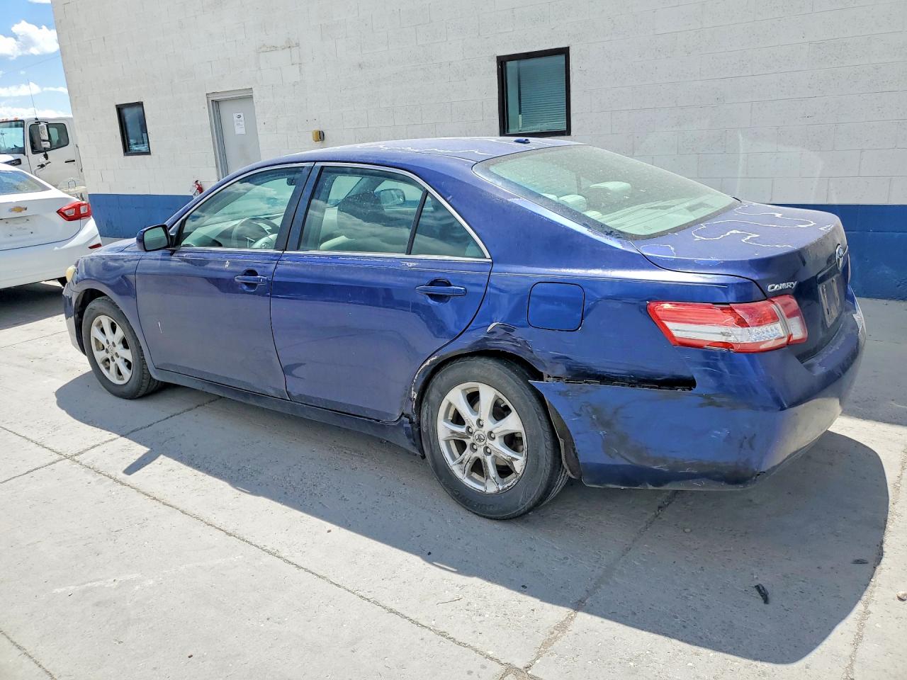 2011 TOYOTA CAMRY LE photo 3