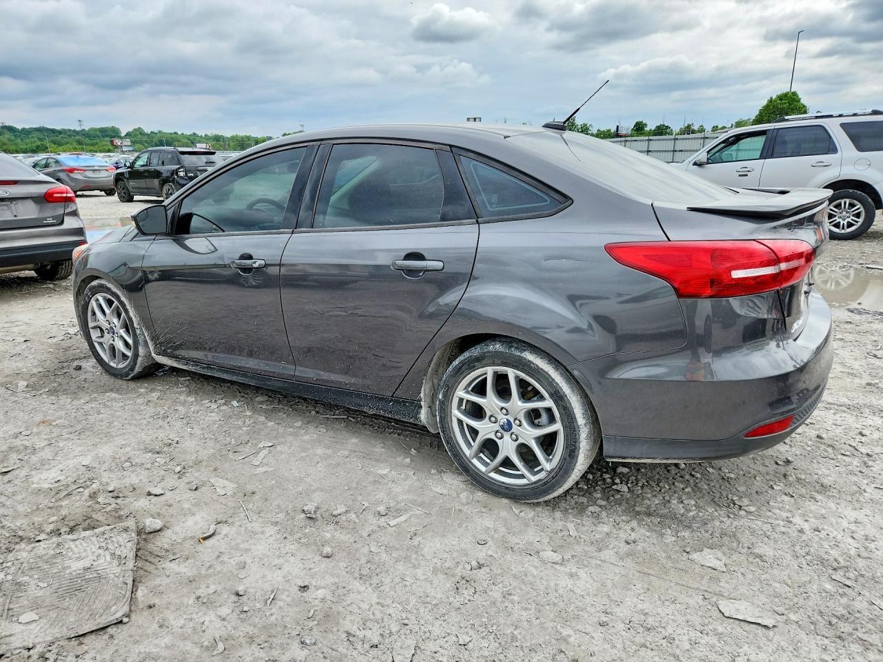 2015 FORD FOCUS SE photo 4