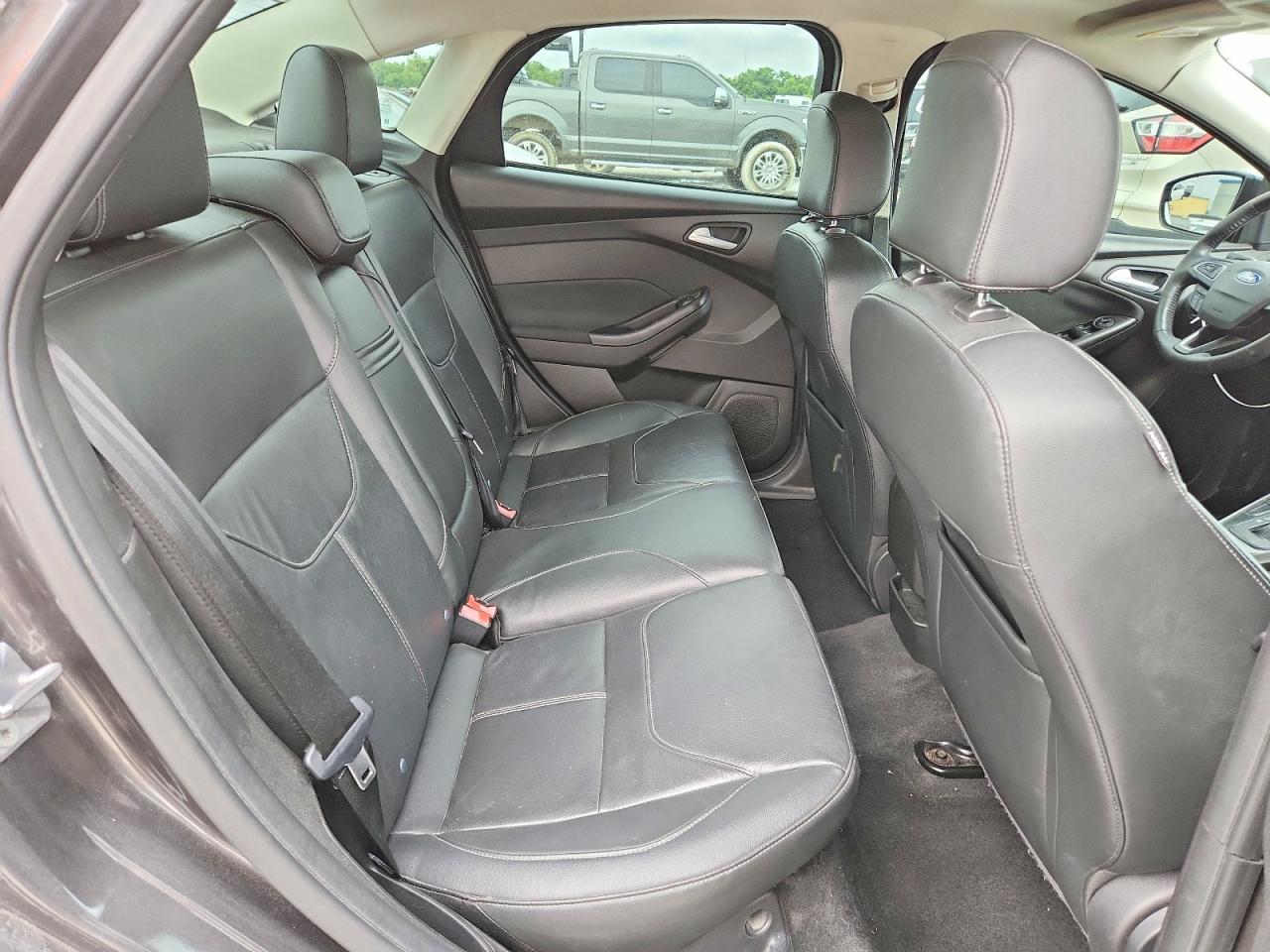 2015 FORD FOCUS SE photo 28