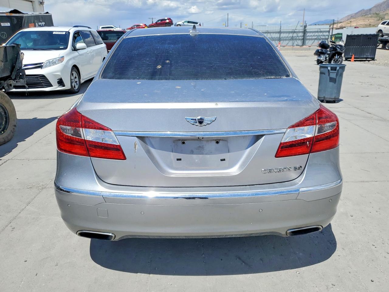 2012 HYUNDAI GENESIS photo 16