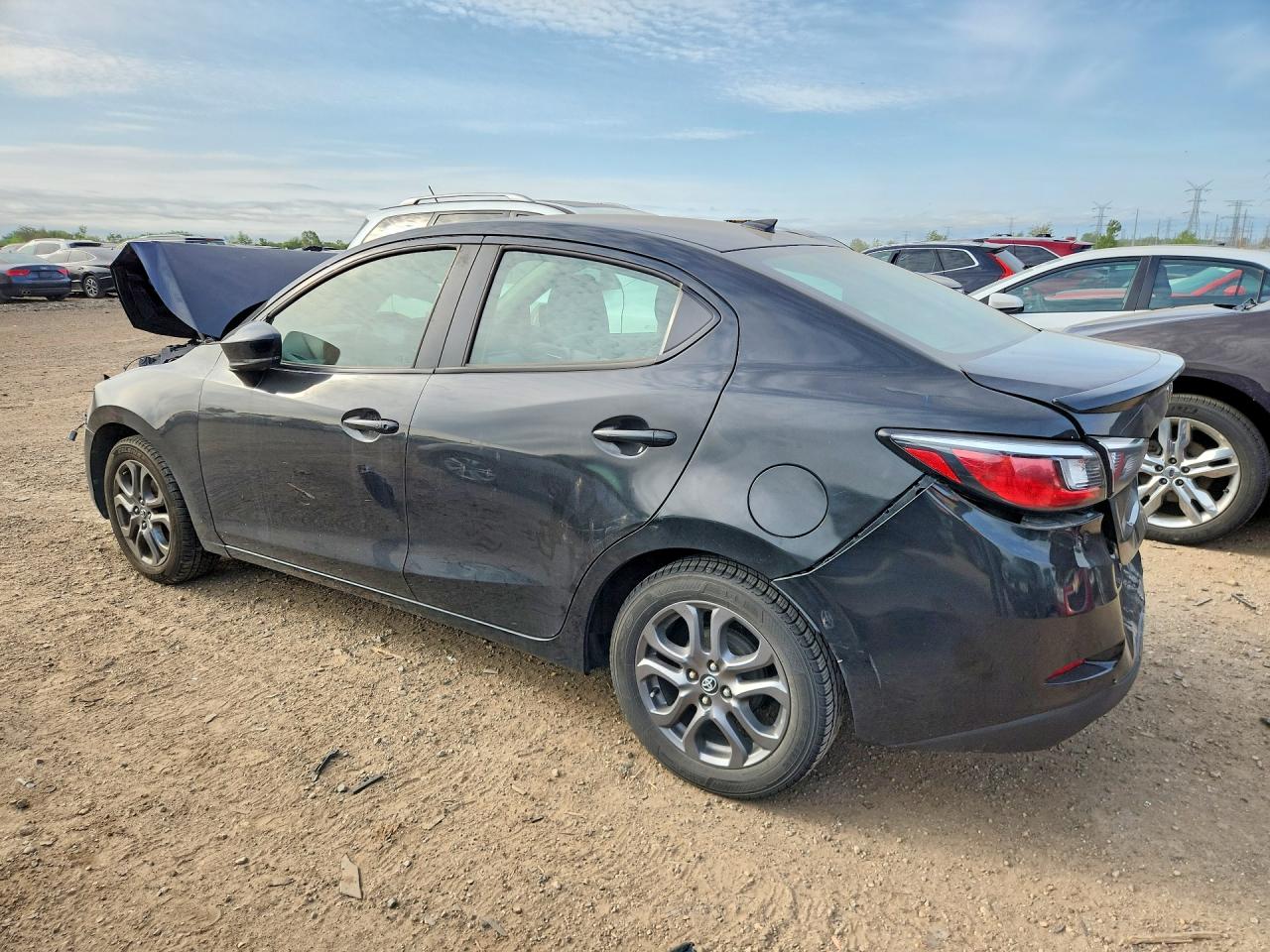 2019 TOYOTA YARIS LE photo 3