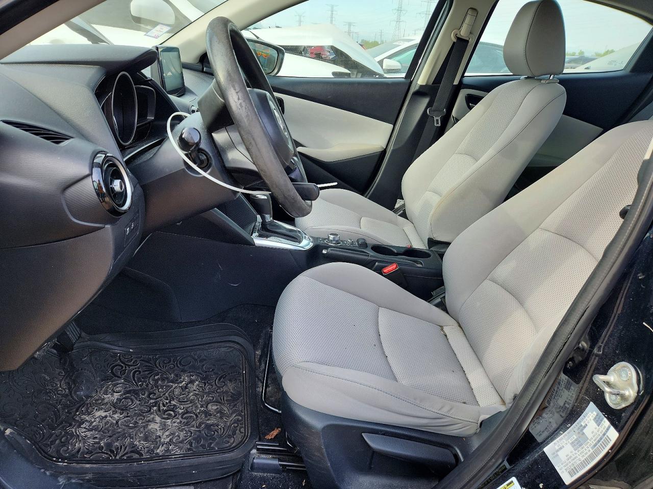 2019 TOYOTA YARIS LE photo 13