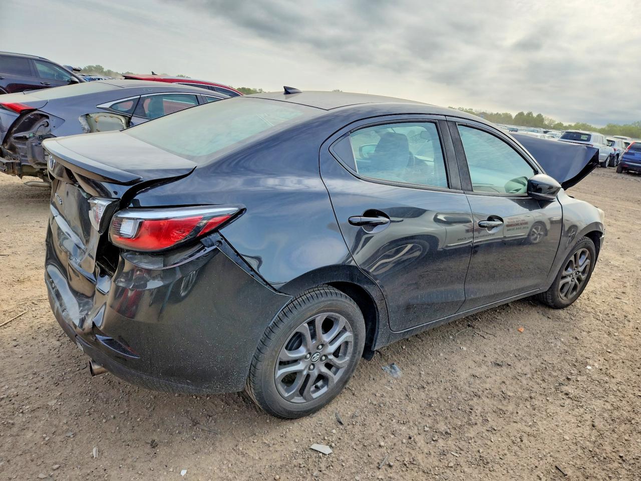 2019 TOYOTA YARIS LE photo 5