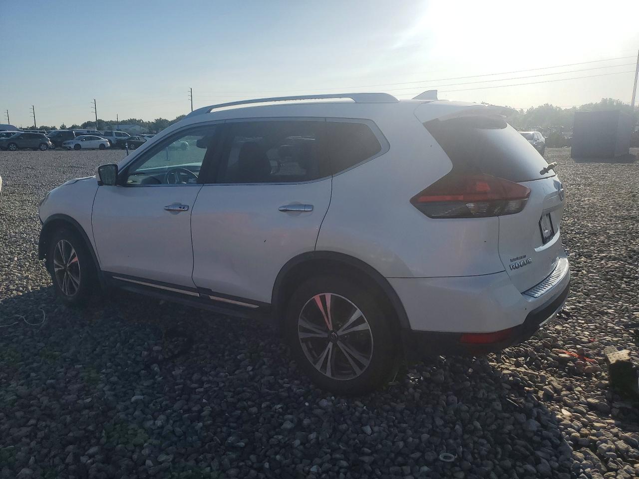 2017 NISSAN ROGUE SL photo 3