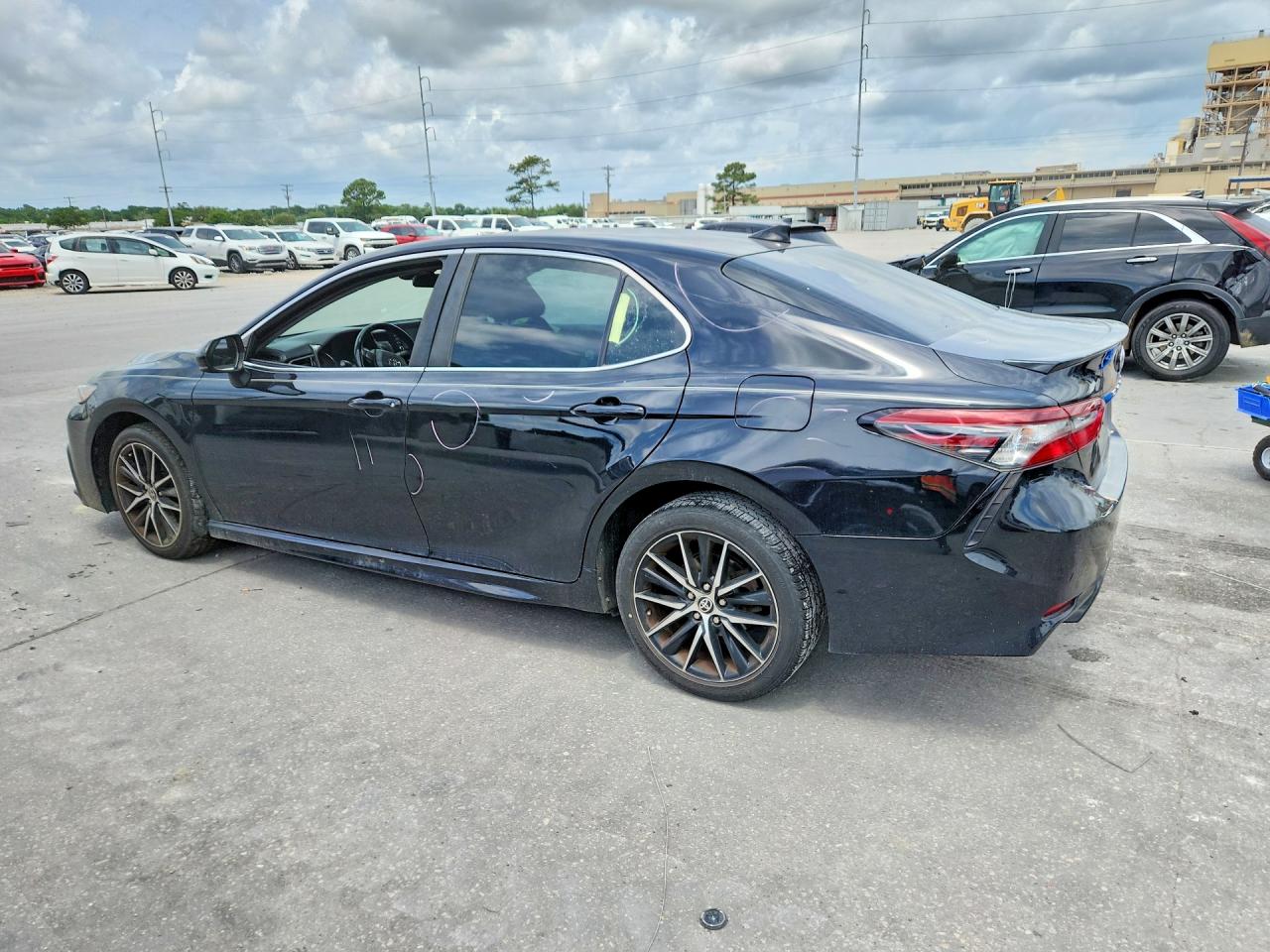 2021 TOYOTA CAMRY SE photo 3