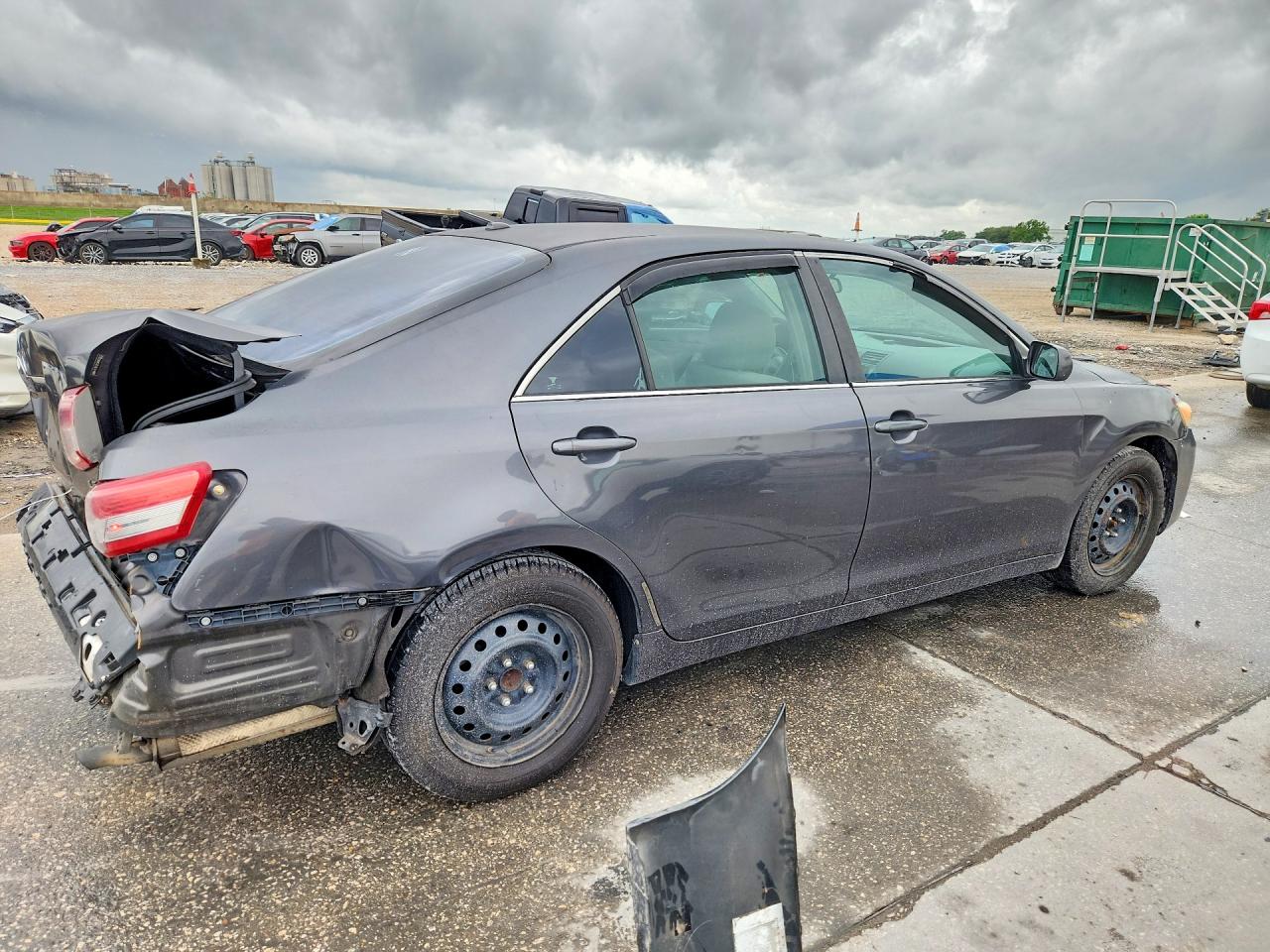 2010 TOYOTA CAMRY LE photo 3