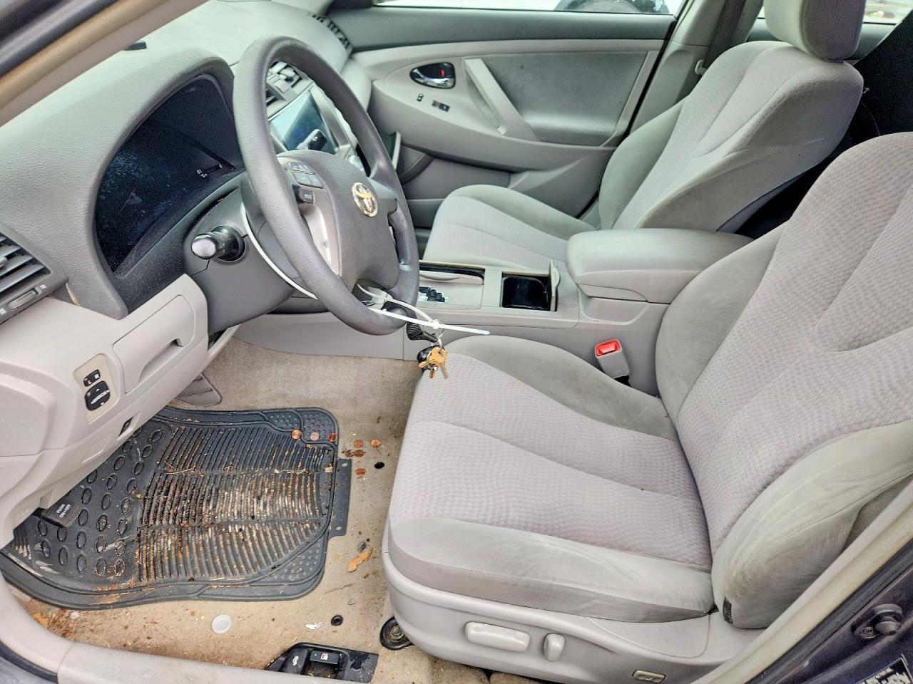 2010 TOYOTA CAMRY LE photo 7