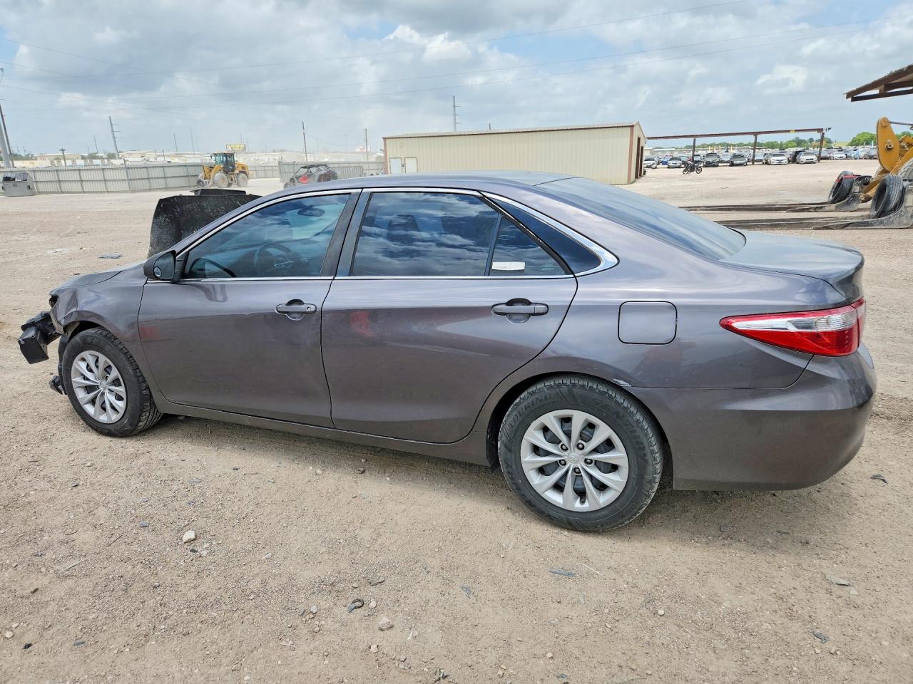 2016 TOYOTA CAMRY LE photo 3