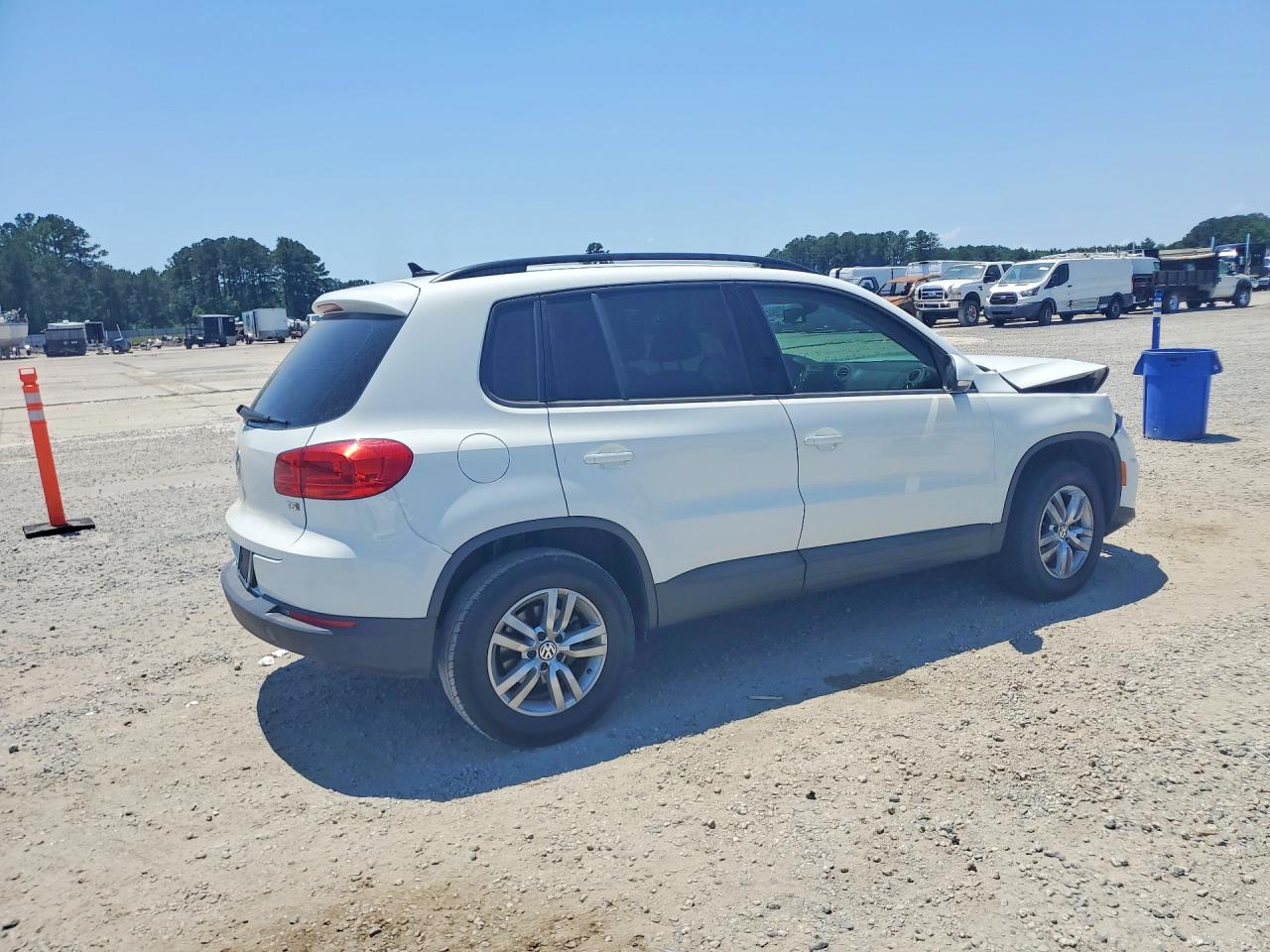 2017 VOLKSWAGEN TIGUAN S photo 3