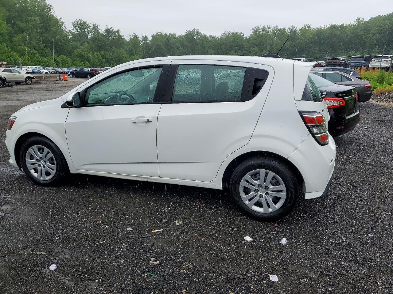 2017 CHEVROLET SONIC photo 2