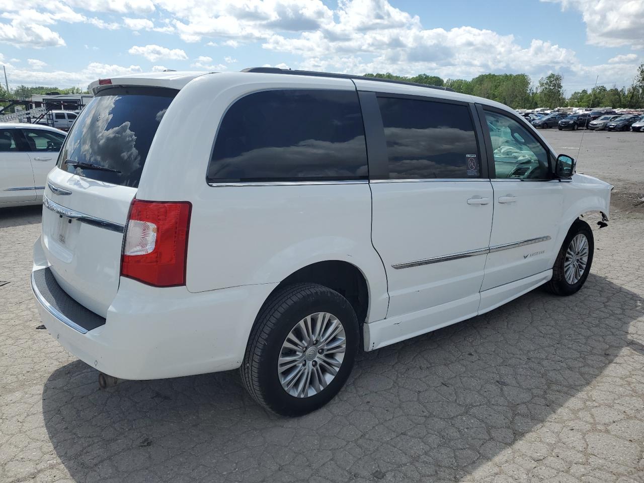 2015 CHRYSLER TOWN & COUNTRY TOURING L photo 3