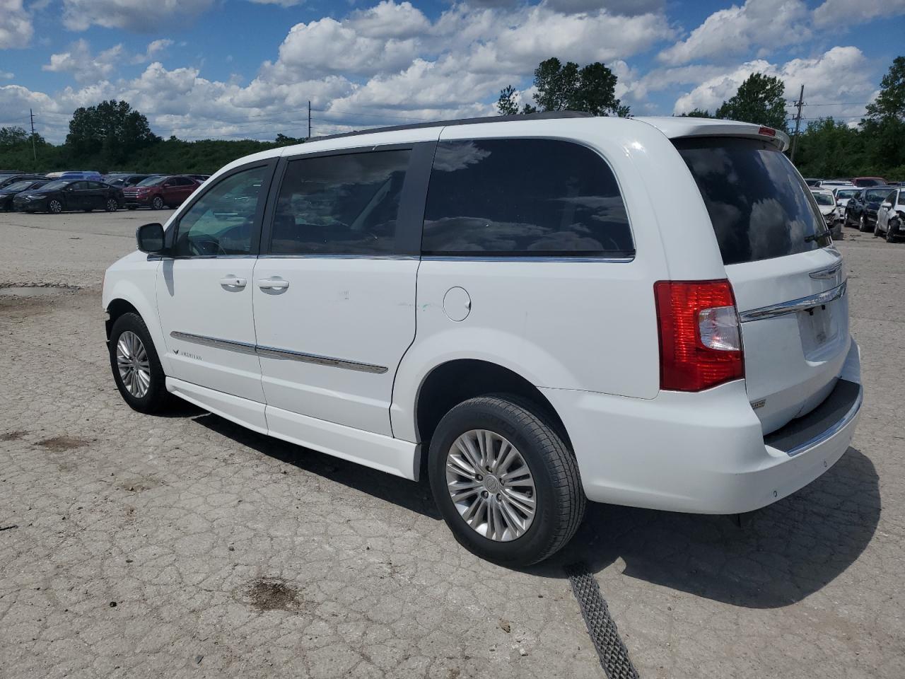 2015 CHRYSLER TOWN & COUNTRY TOURING L photo 2