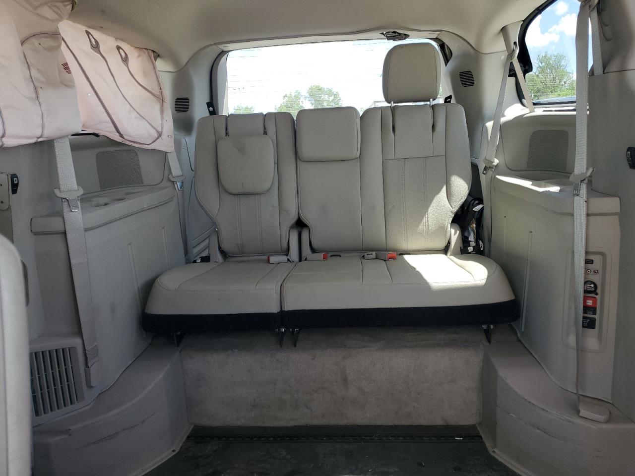 2015 CHRYSLER TOWN & COUNTRY TOURING L photo 10