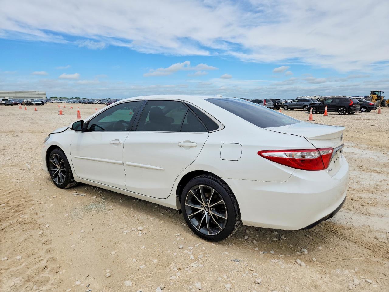 2017 TOYOTA CAMRY XSE photo 3