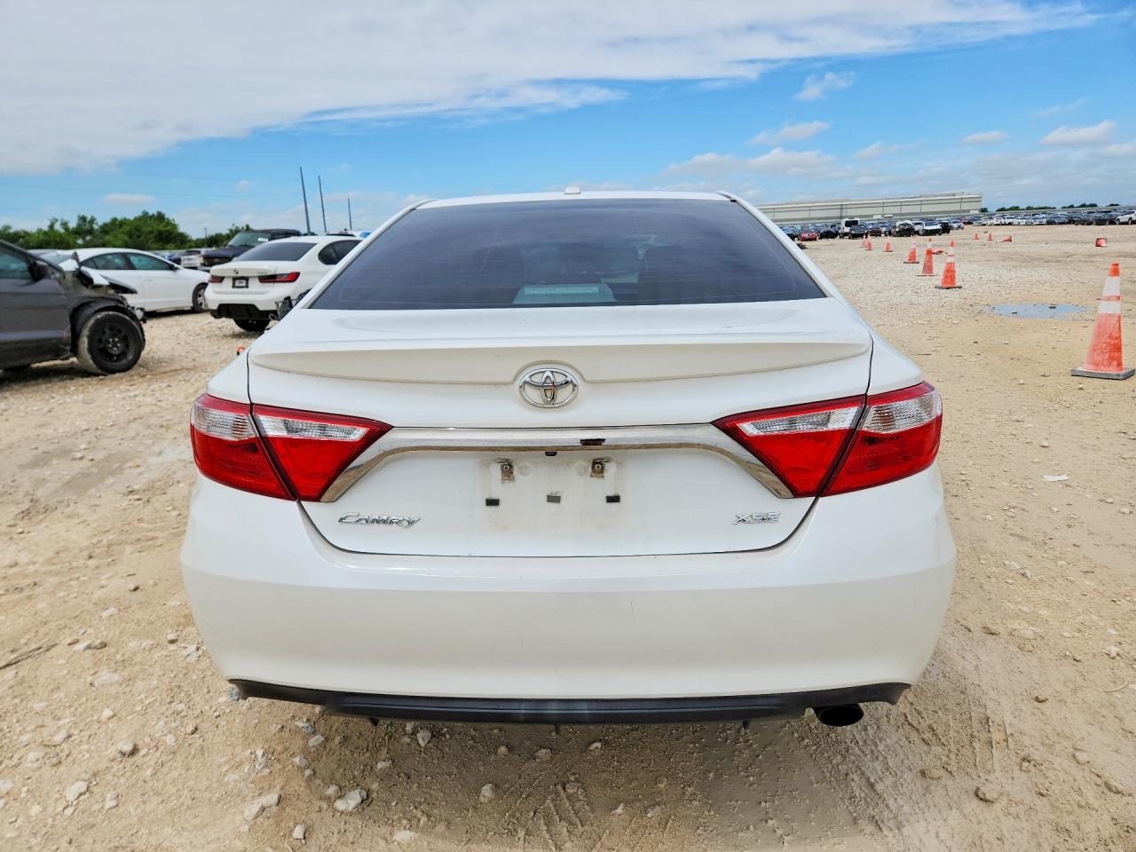 2017 TOYOTA CAMRY XSE photo 11