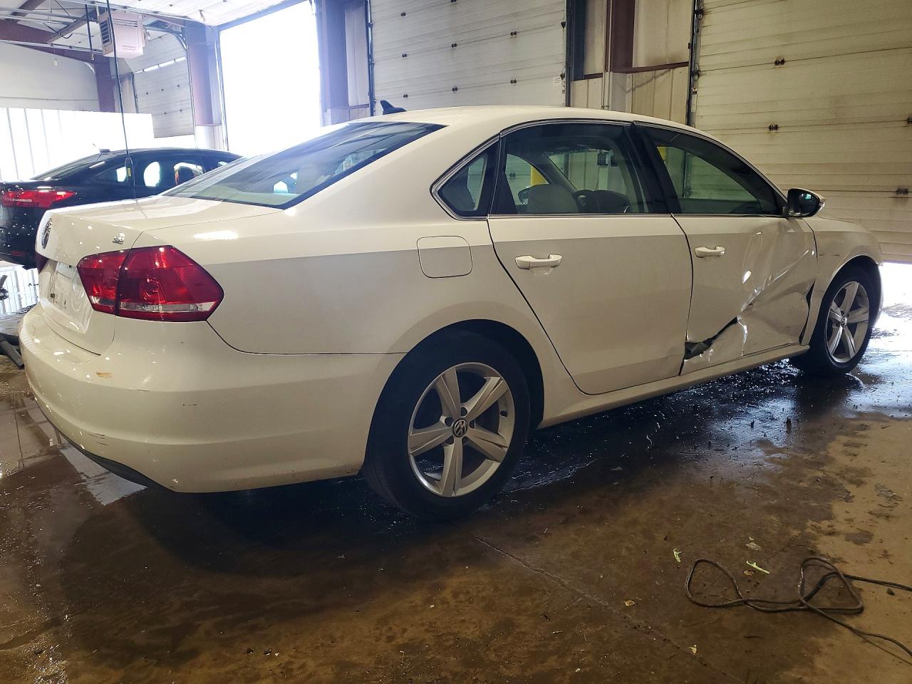 2012 VOLKSWAGEN PASSAT SE photo 3