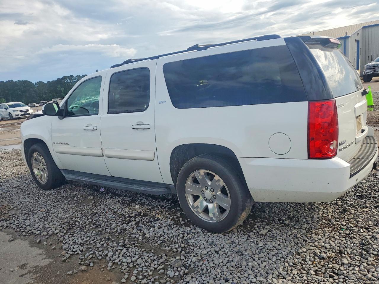 2009 GMC YUKON XL C1500 SLT photo 3