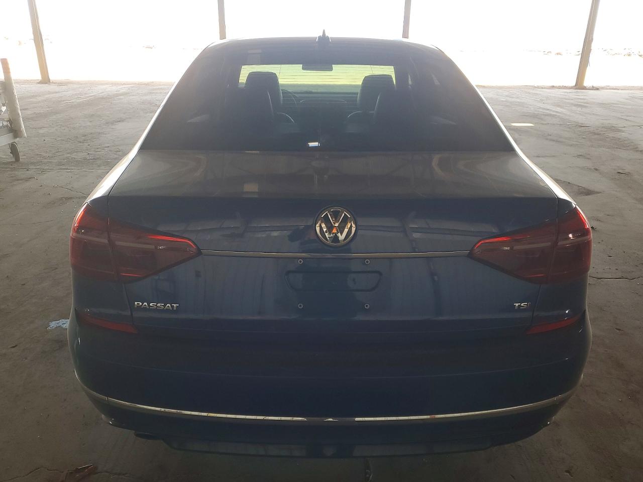 2017 VOLKSWAGEN PASSAT R-LINE photo 6
