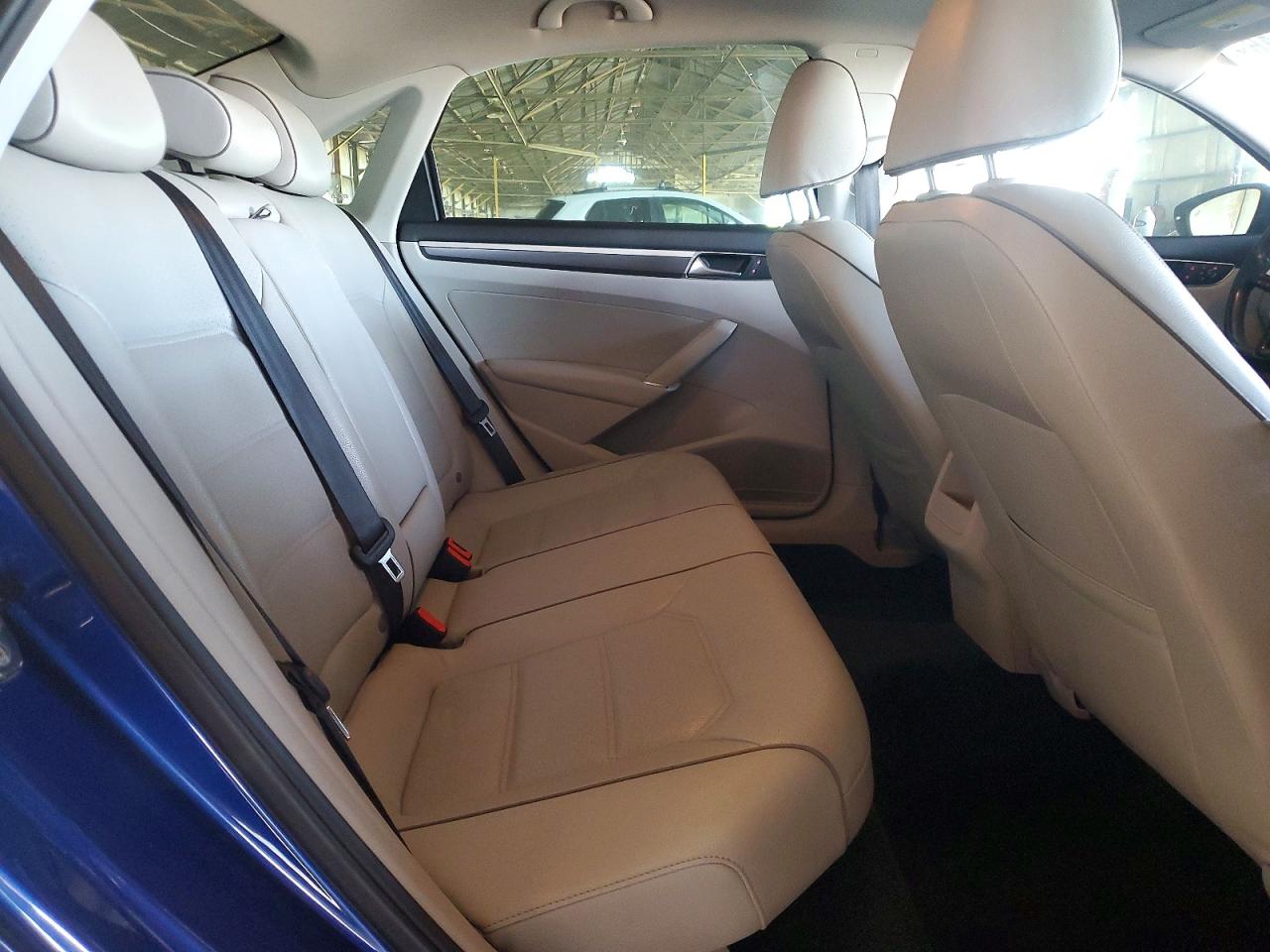 2017 VOLKSWAGEN PASSAT R-LINE photo 10