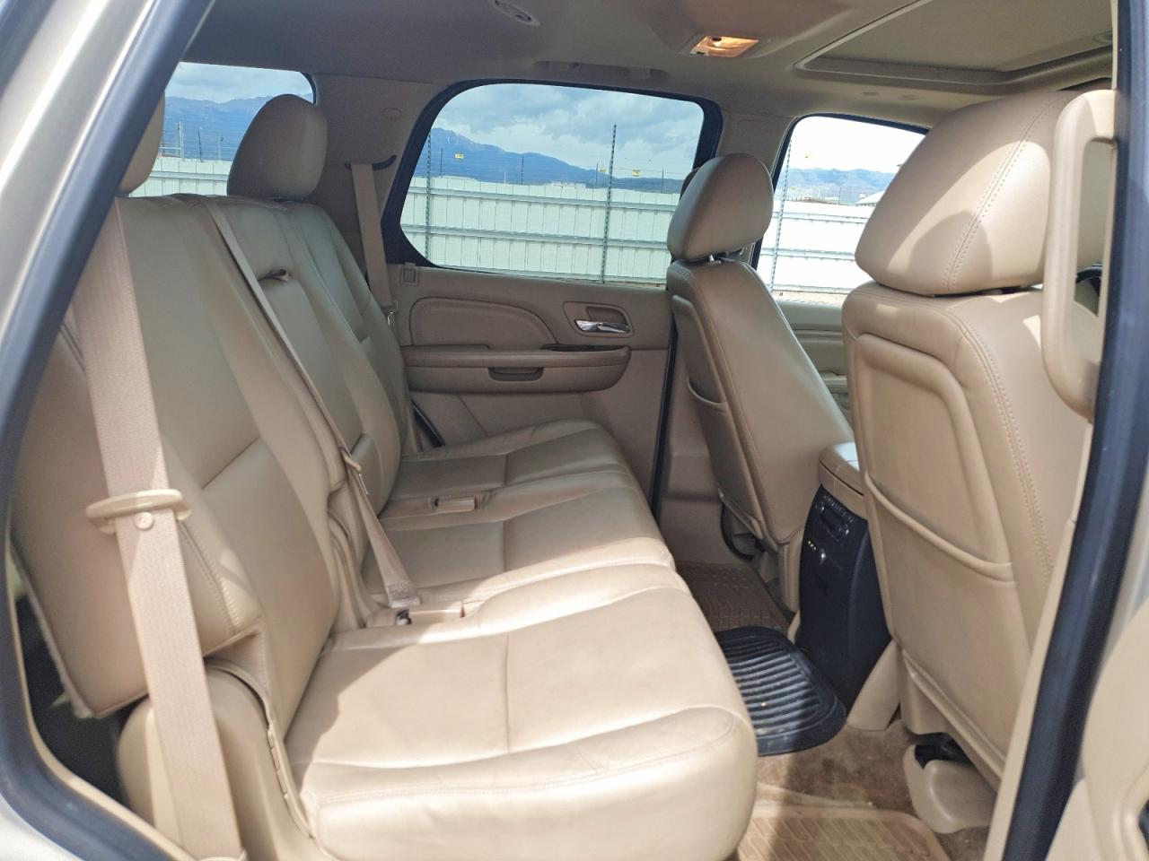 2012 CADILLAC ESCALADE LUXURY photo 11