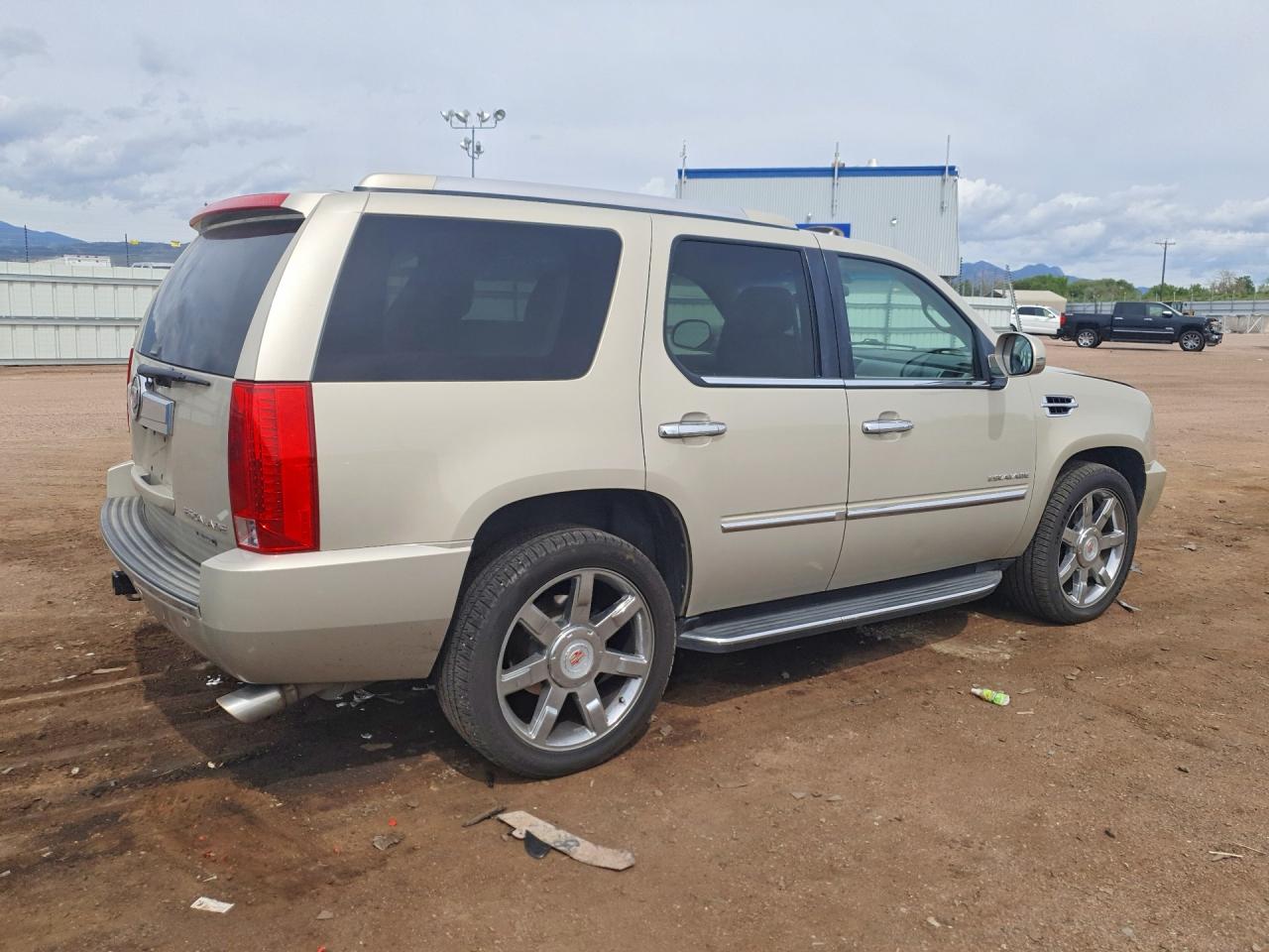2012 CADILLAC ESCALADE LUXURY photo 3