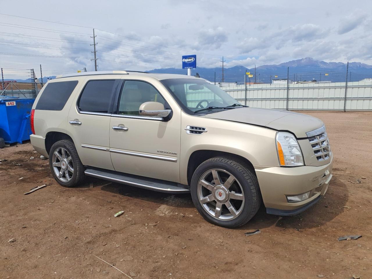 2012 CADILLAC ESCALADE LUXURY photo 4