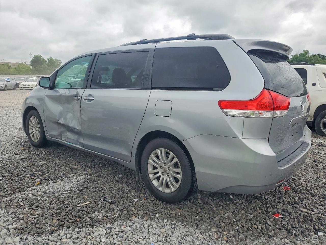 2014 TOYOTA SIENNA XLE 8-PASSENGER photo 3