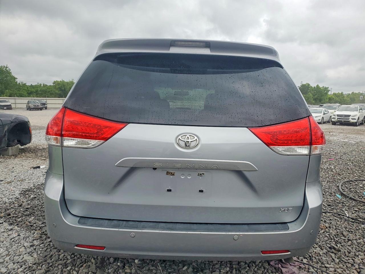 2014 TOYOTA SIENNA XLE 8-PASSENGER photo 11