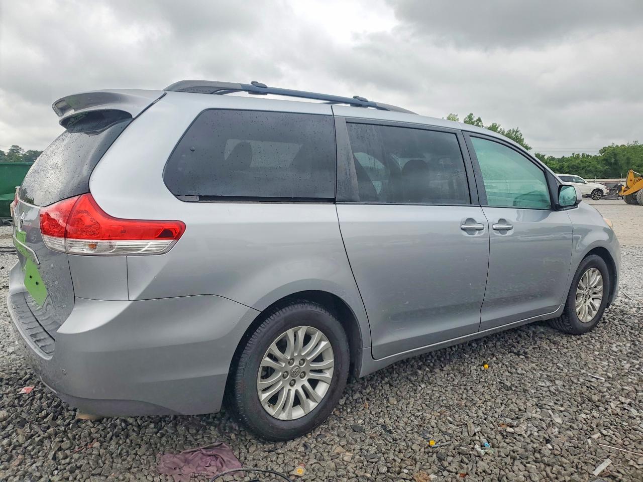 2014 TOYOTA SIENNA XLE 8-PASSENGER photo 5