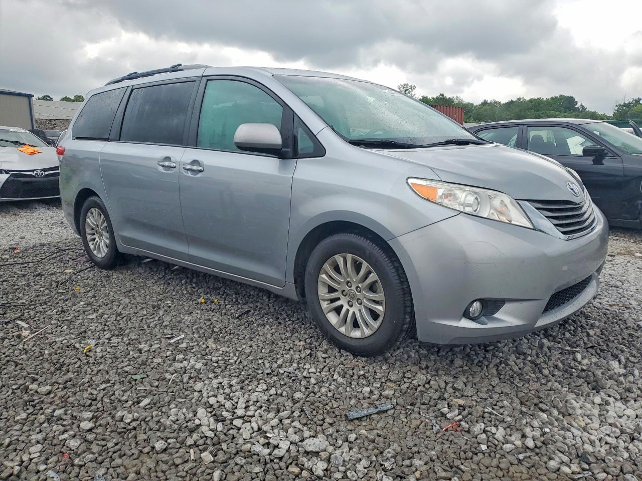 2014 TOYOTA SIENNA XLE 8-PASSENGER photo 7
