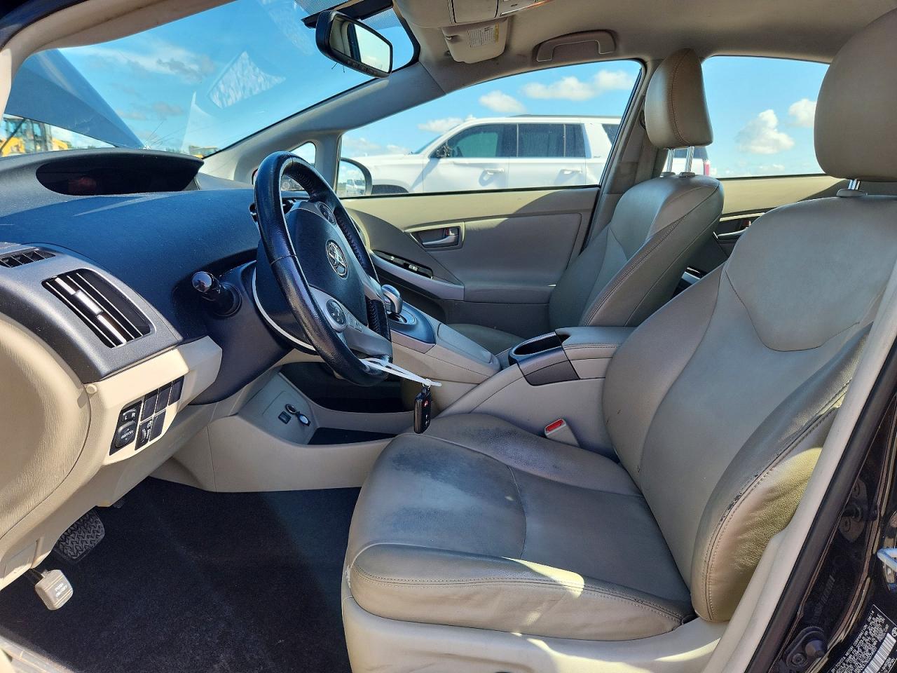 2014 TOYOTA PRIUS FOUR photo 19
