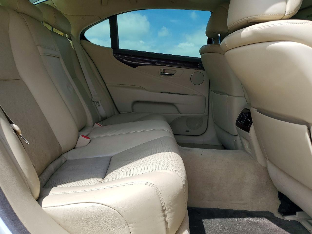 2012 LEXUS LS 460L photo 19