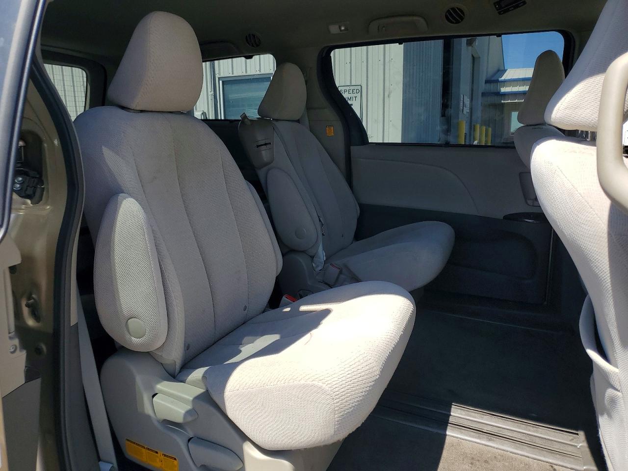 2013 TOYOTA SIENNA LE photo 11