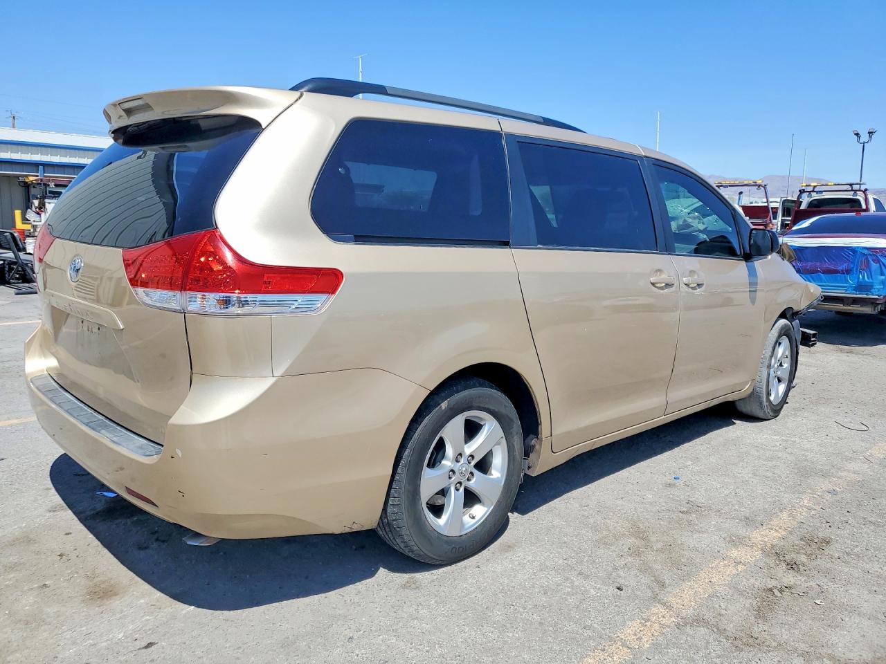 2013 TOYOTA SIENNA LE photo 3
