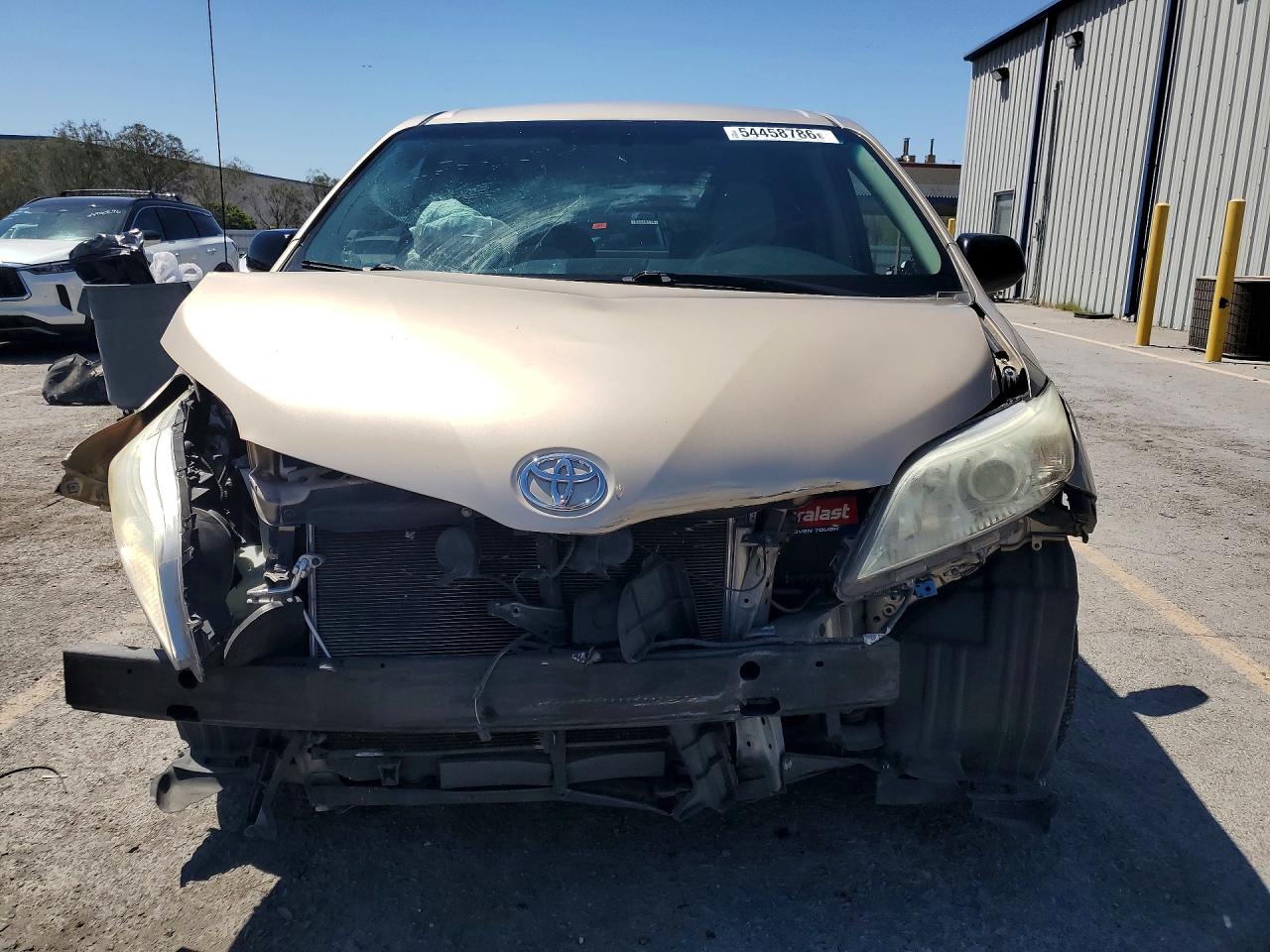 2013 TOYOTA SIENNA LE photo 5