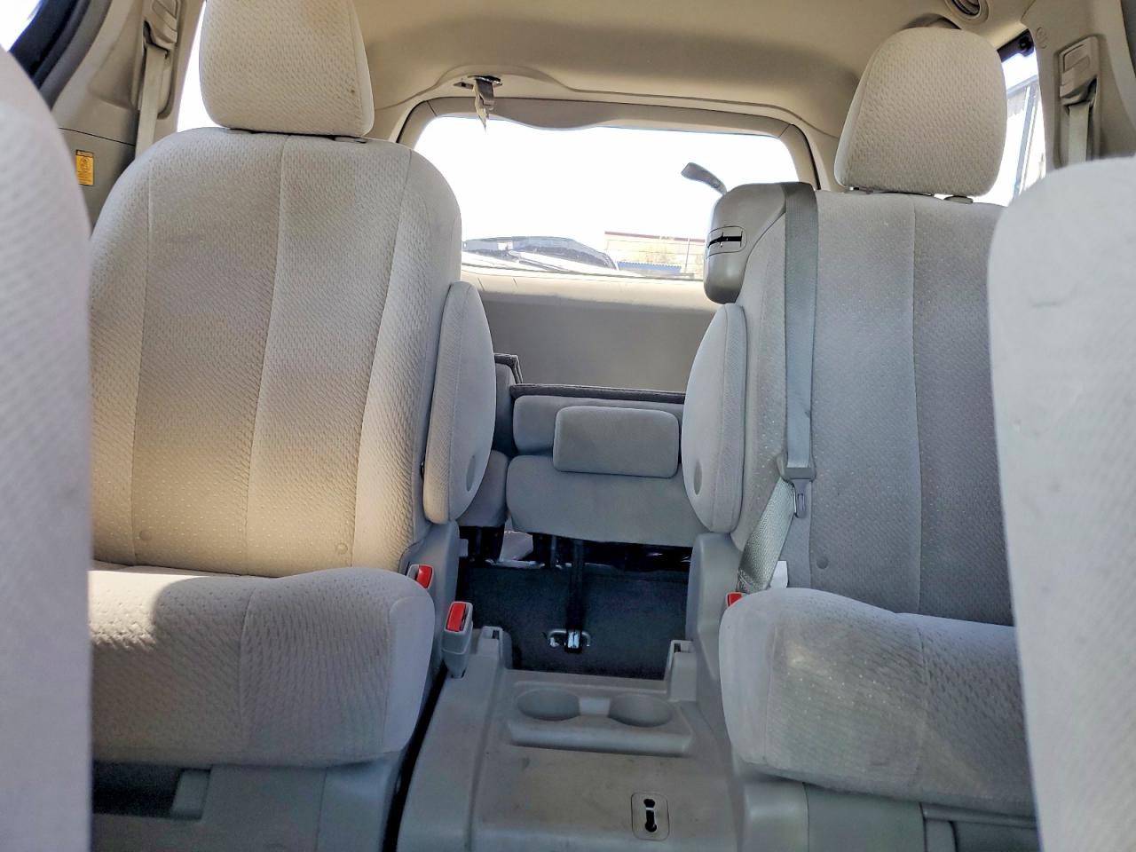 2013 TOYOTA SIENNA LE photo 10