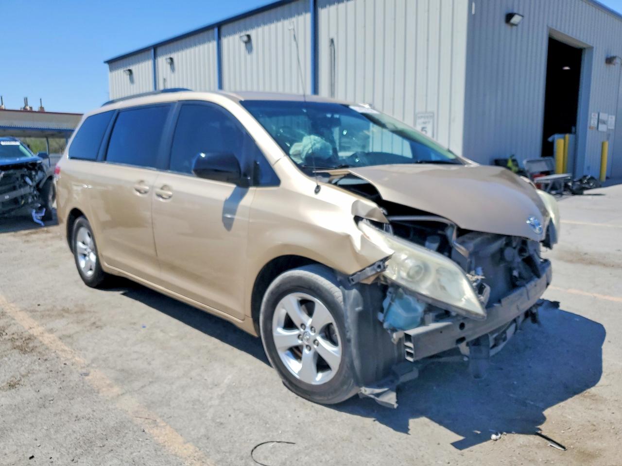 2013 TOYOTA SIENNA LE photo 4