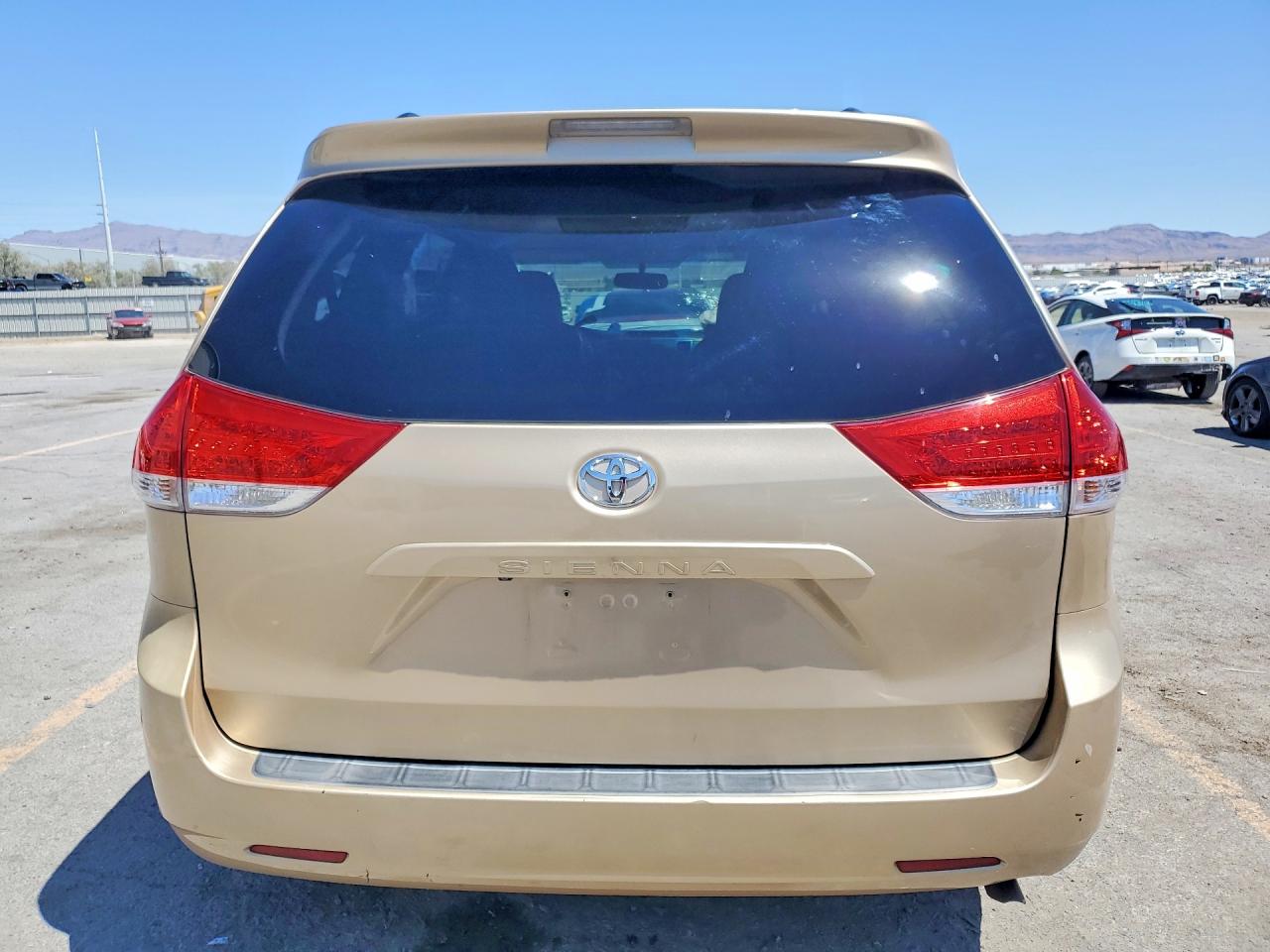 2013 TOYOTA SIENNA LE photo 6