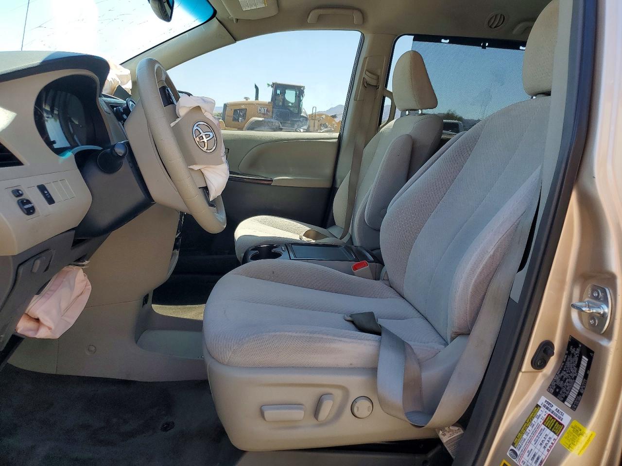 2013 TOYOTA SIENNA LE photo 7