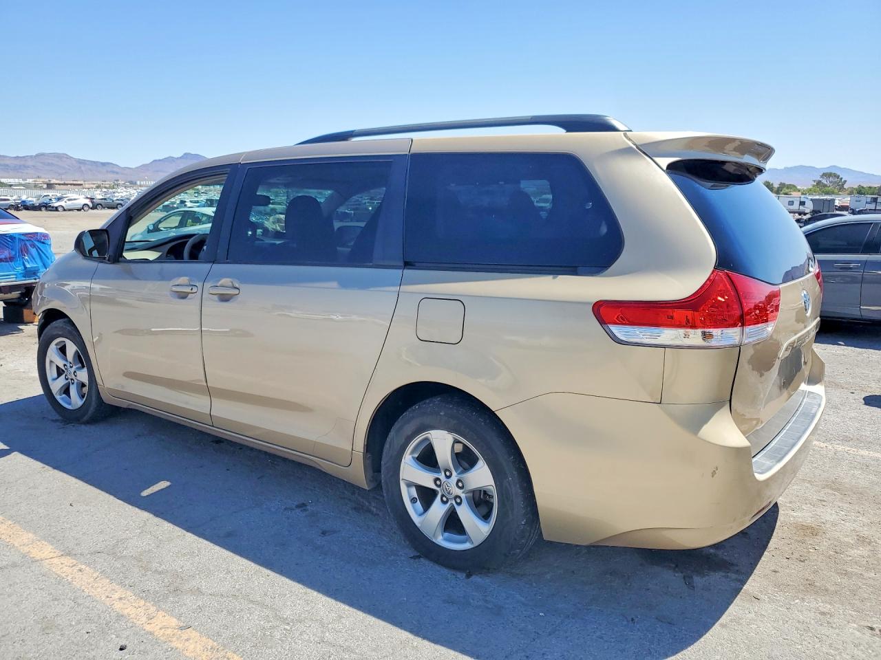 2013 TOYOTA SIENNA LE photo 2