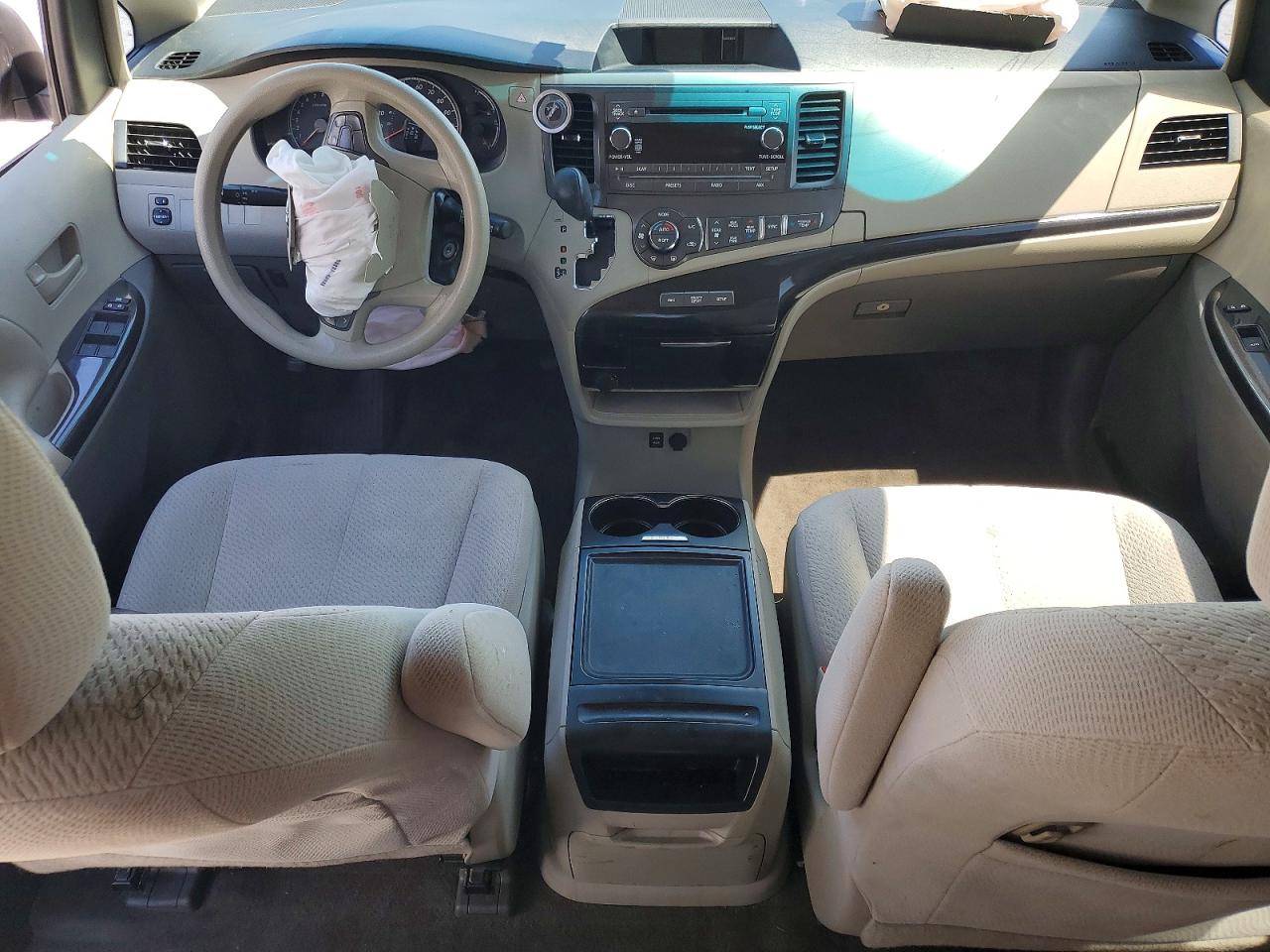 2013 TOYOTA SIENNA LE photo 8