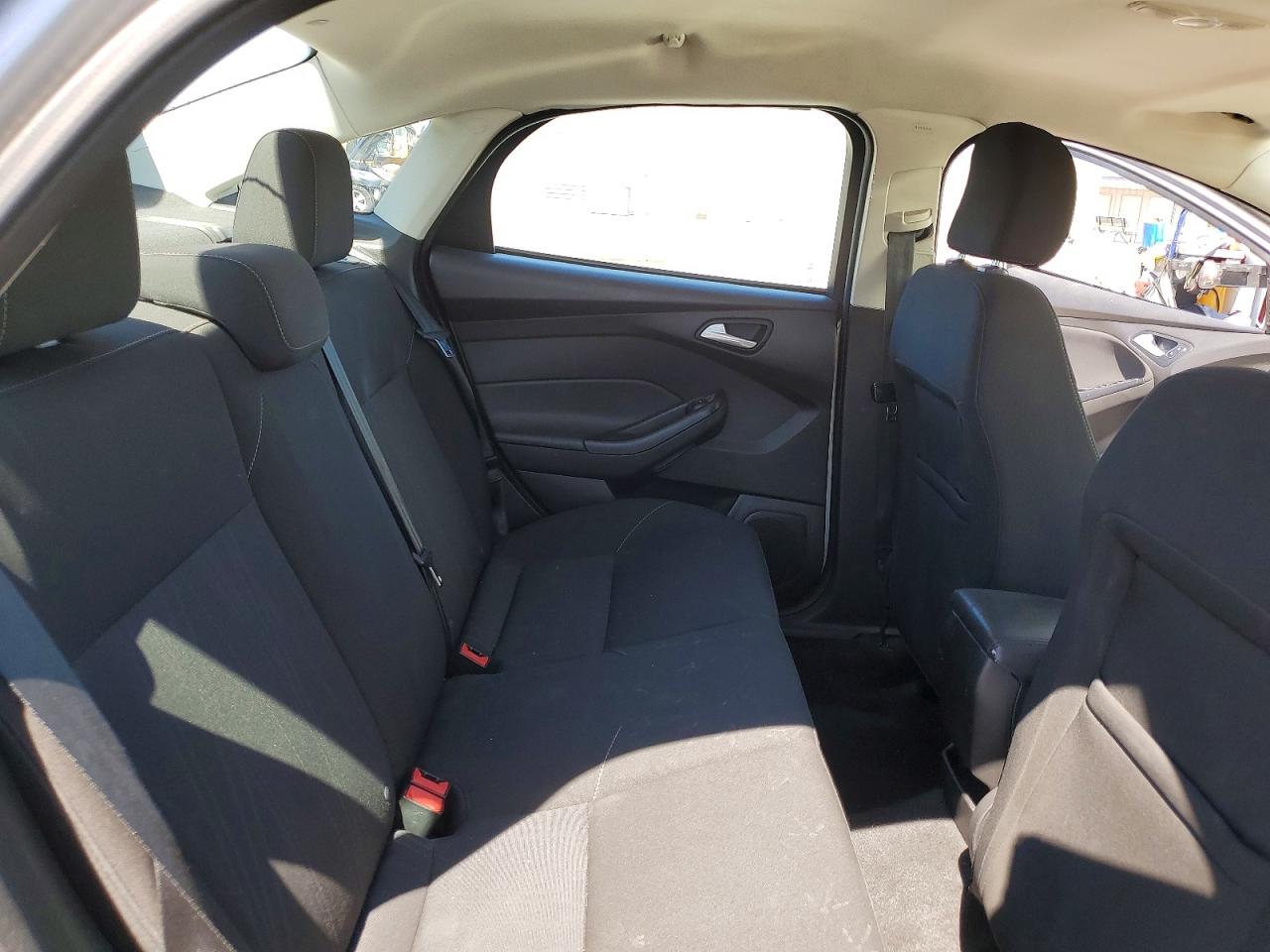 2017 FORD FOCUS SE photo 19
