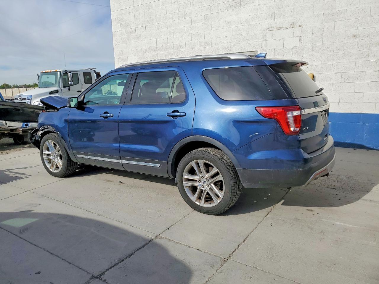 2016 FORD EXPLORER XLT photo 3