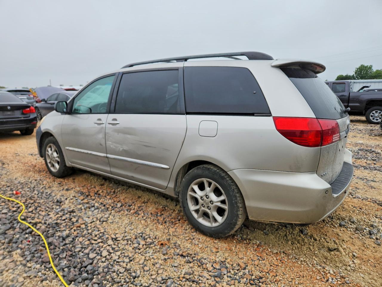 2004 TOYOTA SIENNA XLE LIMITED 7 PASSENGER photo 2