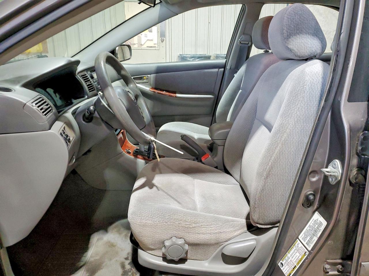 2004 TOYOTA COROLLA LE photo 19