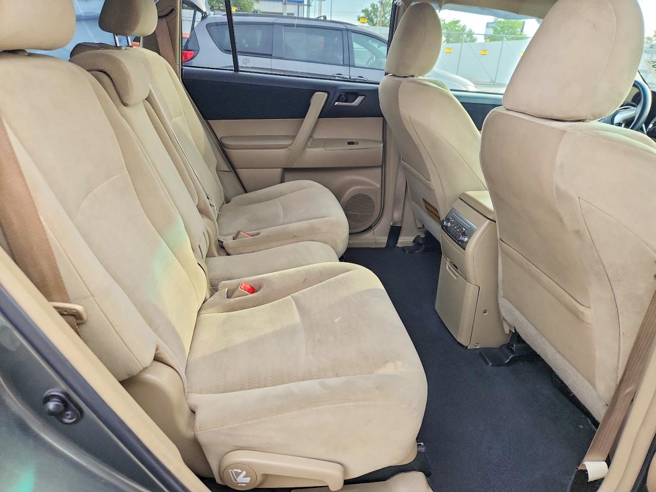 2012 TOYOTA HIGHLANDER BASE photo 11