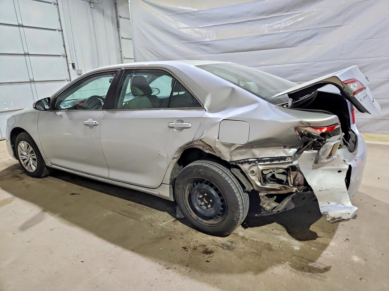 2014 TOYOTA CAMRY LE photo 3