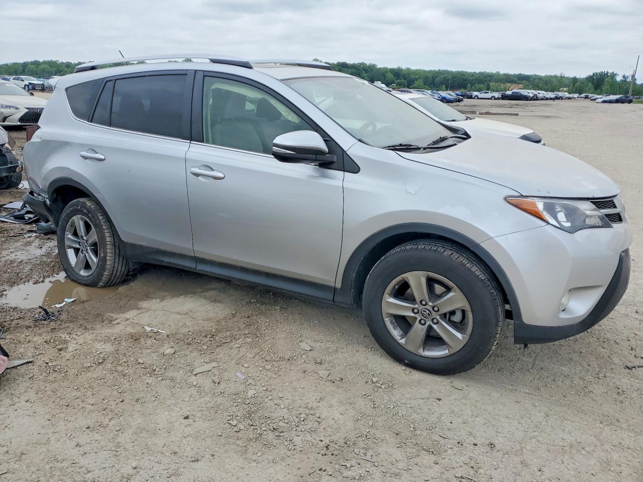 2015 TOYOTA RAV4 XLE photo 4