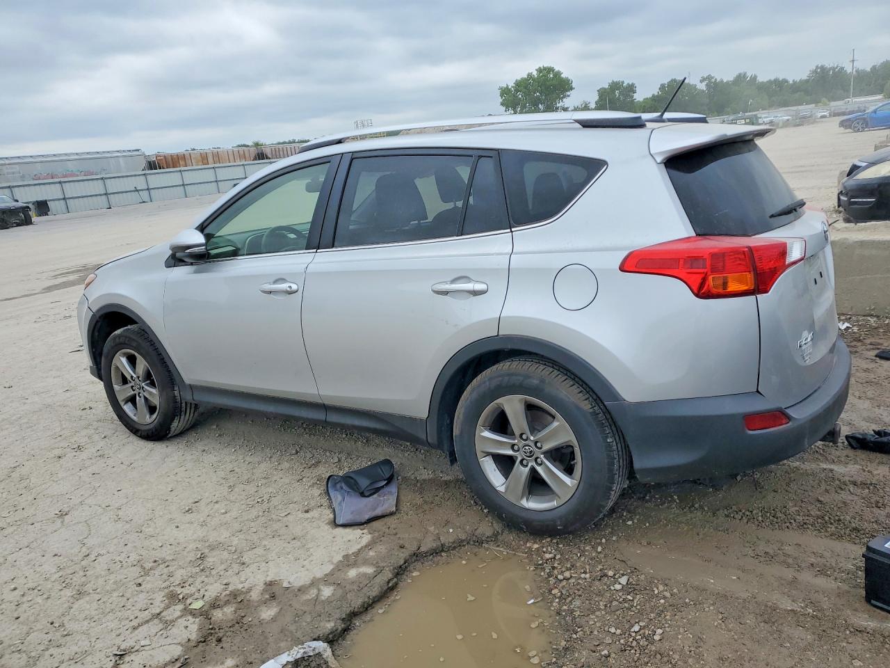 2015 TOYOTA RAV4 XLE photo 2